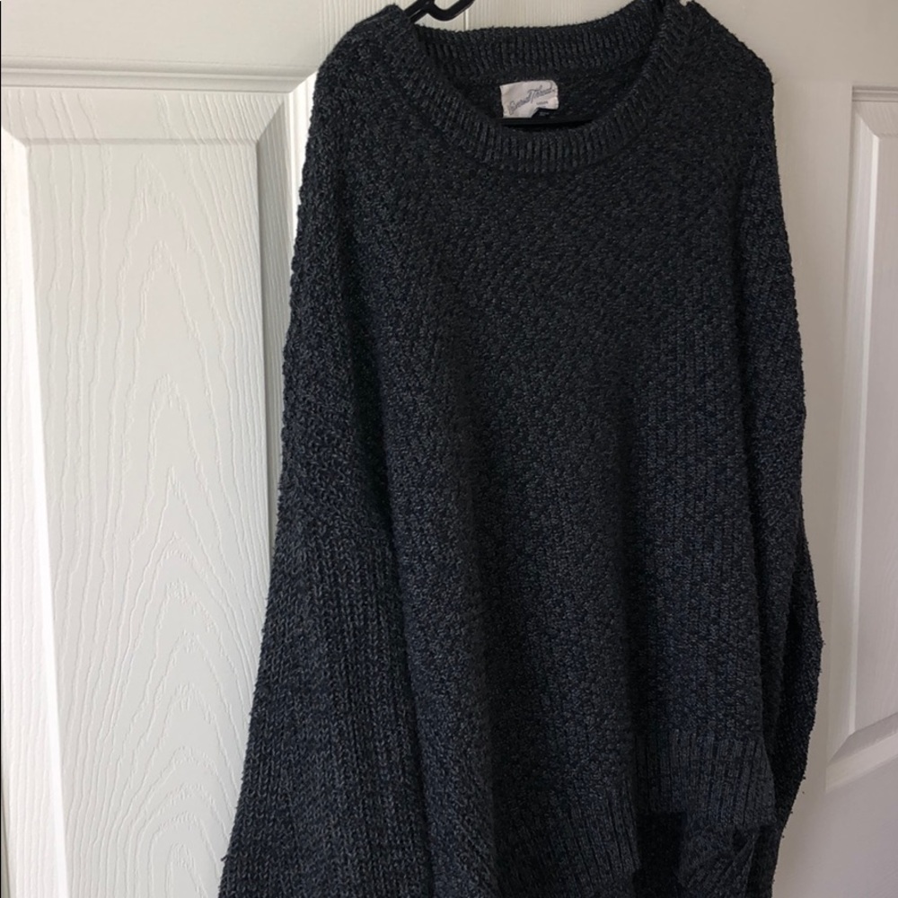 Universal Thread Pullover
